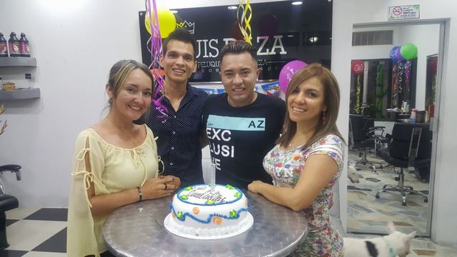 Saydi Vargas, César Córdoba, el homenajeado Luis Daza y Adriana Ramírez.    Foto   Dinhora Montañez, el cumpleañero y Lina Daza.